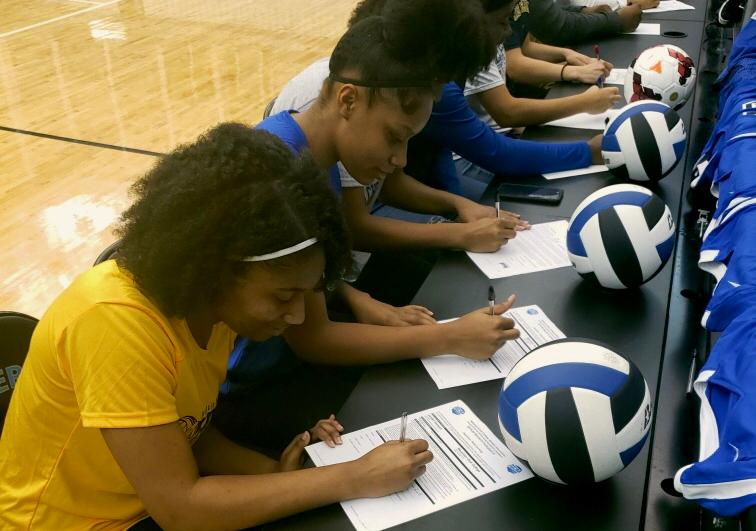 Raven Clater (yellow) and Jordan Fortson (blue)